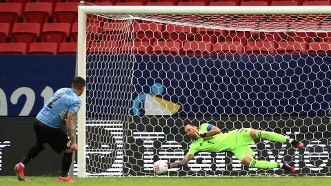 David Ospina detiene el penalti cobrado por el uruguayo Giménez.