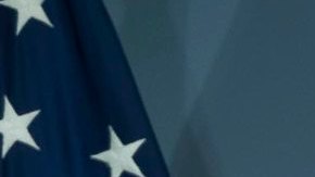 La comisionada de MOIA Raquel Batista y el alcalde De Blasio muestran sus IDNYC.
