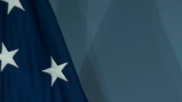 La comisionada de MOIA Raquel Batista y el alcalde De Blasio muestran sus IDNYC.