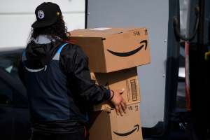 Trabajadores de Amazon más expuestos al peligro porque entregan pedidos más tarde que sus competidores