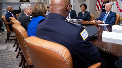 El candidato demócrata a la Alcaldía de NYC Eric Adams (izq.), se ve en la reunión de este lunes con el presidente Joe Biden para tratar la crisis de la violencia con armas.