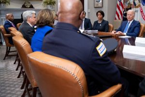 Eric Adams se reúne con el presidente Biden para analizar la crisis de la violencia con armas
