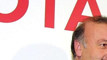 Florentino Pérez junto a Vicente del Bosque y Fernando Hierro en el año 2000.