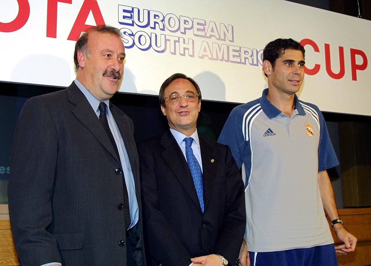 Florentino Pérez junto a Vicente del Bosque y Fernando Hierro en el año 2000.