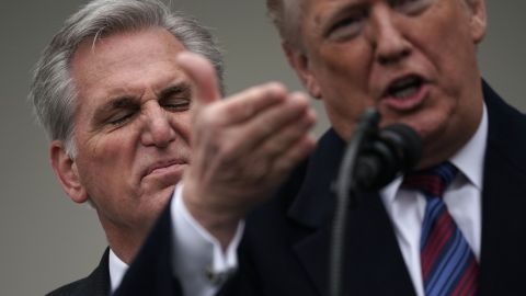 El exfuncionario acusó a Kevin McCarthy de seguir la agenda de Donald Trump.