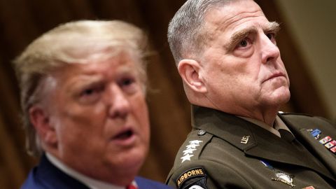 El expresidente Trump y el general Mark A. Milley.