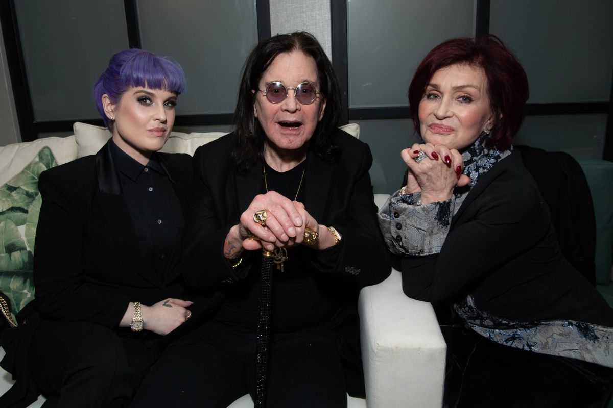 Ozzy Osbourne junto a las dos mujeres de su vida, Kelly, su hija y Sharon, su esposa. 