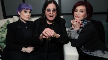Ozzy Osbourne junto a las dos mujeres de su vida, Kelly, su hija y Sharon, su esposa.