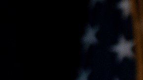 El presidente Biden critica los esfuerzos republicanos para complicar el voto.