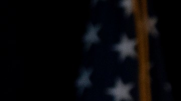 El presidente Biden critica los esfuerzos republicanos para complicar el voto.