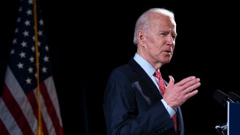 El presidente Biden critica los esfuerzos republicanos para complicar el voto.