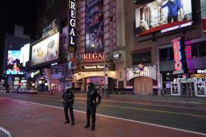 Desamparado ataca a turista colombiano con palo de metal en Times Square en incidente no provocado