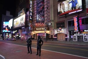 Desamparado ataca sin provocación a turista colombiano con palo de metal en Times Square