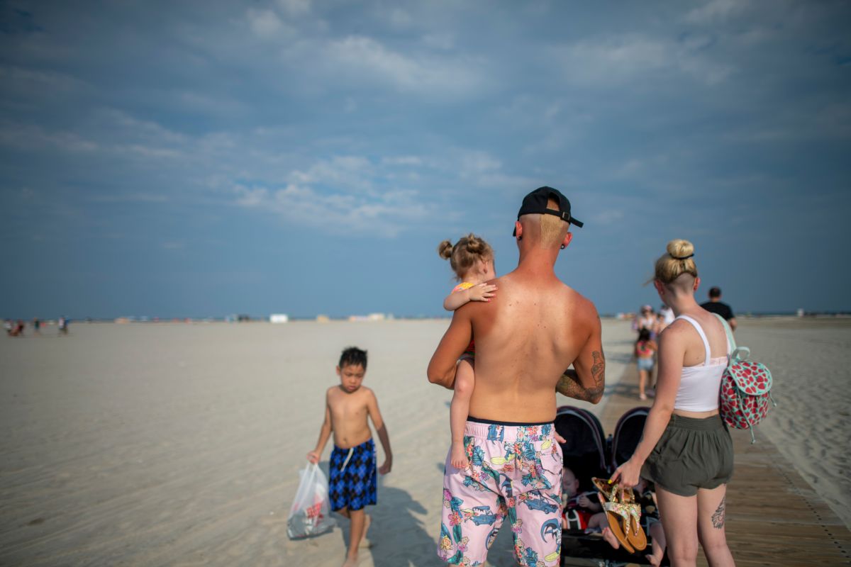 Turistas en playa de NJ, verano 2020.