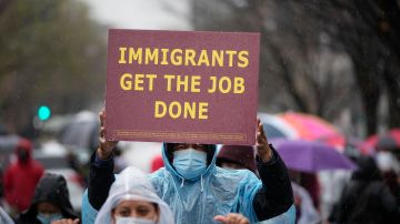 Activistas y gobernantes de varias ciudades consideran que los inmigrantes "hicieron su trabajo" durante la pandemia.
