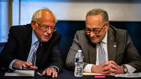 El presidente del Comité de Presupuesto del Senado, Bernie Sanders, y el líder de la mayoría del Senado, Chuck Schumer.