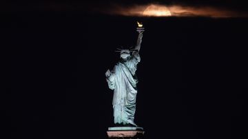 Hermana pequeña de la “Estatua de la Libertad” llegó a NYC para celebrar el 4 de julio desde Ellis Island
