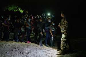 Texas ordena a la Guardia Nacional asistir en el arresto de inmigrantes indocumentados