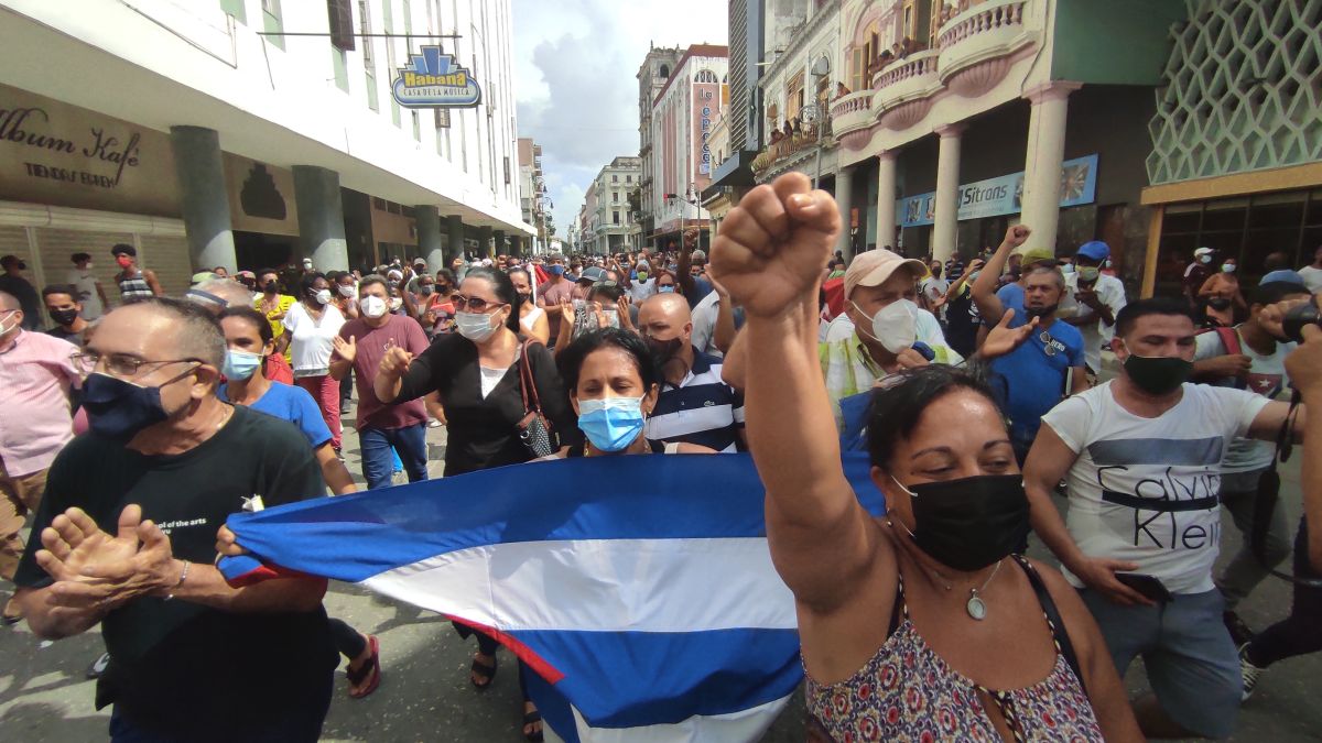 Partidarios del presidente de Cuba lo respaldan ante protestas.