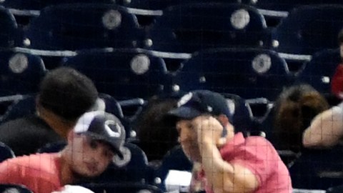 Imagen que retrata el caos en el estadio Nationals Park al escucharse varios disparos.