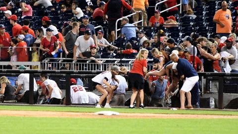 Imagen que retrata el caos en el estadio Nationals Park al escucharse varios disparos.