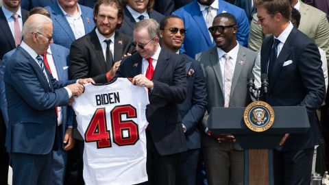 El presidente Biden recibió su camiseta personalizada de los Tampa Bay Bucaneers.