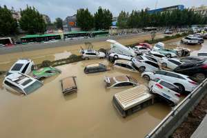 Inundaciones en China invaden los trenes y dejan a decenas atrapados con el agua hasta el cuello