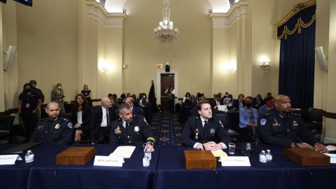 Agentes policiacos narran los momentos que vivieron durante el ataque al Capitolio.