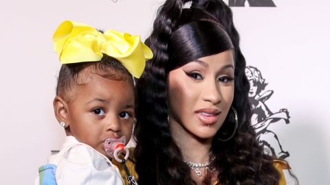 Cardi B junto a su hija Kulture en brazos.