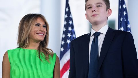 Melania Trump y su hijo Barron.