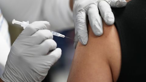 El fin de semana, EE.UU. alcanzaría 160 millones de personas vacunadas contra COVID-19.
