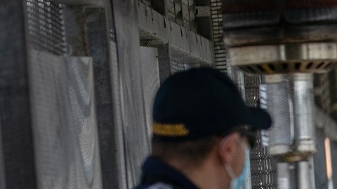 Miles de inmigrantes son expulsados cada semana a sus países de origen.