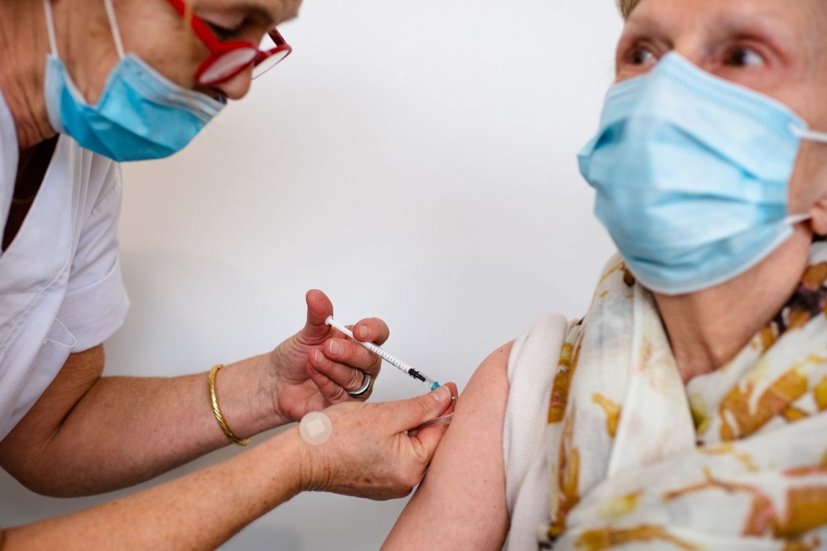 Una mujer mayor recibe la vacuna de Oxford-Astra Zeneca en Bélgica.
