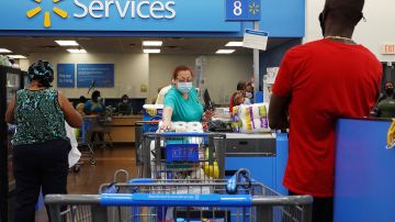 Hispana demanda a Walmart por $1 millón porque empleado la golpeó con puertas giratorias