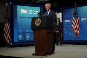 Claves sobre por qué indecisos a vacunarse contra COVID-19 afectan estrategia de Biden contra la pandemia