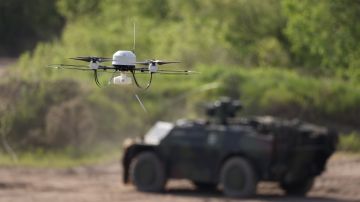 Un dron de defensa militar en el horizonte.