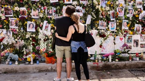 El monumento que tiene fotos de algunos de los desaparecidos del condominio Champlain Towers South.