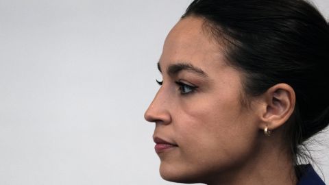 Congresista Ocasio Cortez se solidariza con las protestas en Cuba, pero critica el embargo de EEUU