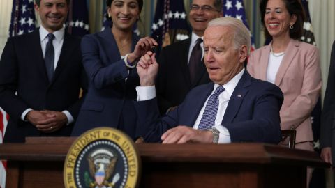 El presidente Biden firmó la Orden Ejecutiva sobre medicamentos el viernes.