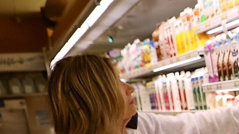 Millones de abejas mueren de cansancio por la fabricación masiva de leche de almendras