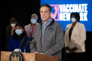 Obligan a empleados de la salud del Estado de Nueva York a vacunarse antes del ‘Labor Day’