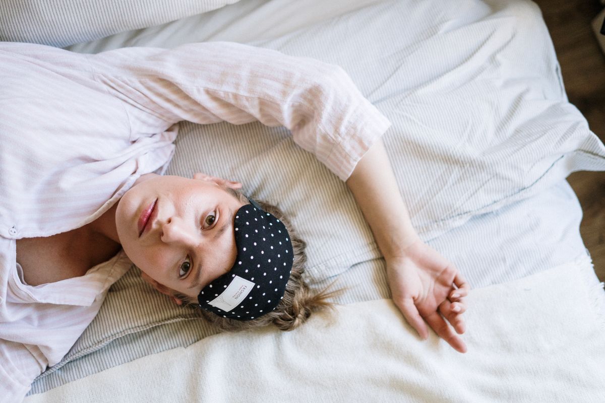 Seguir hábitos saludables, establecer horarios y el uso de medicinales como la manzanilla, lavanda, valeriana y albahaca, son aspectos clave para combatir el insomnio.