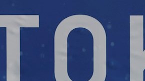 El tenista boliviano Hugo Dellien sirve la bola contra el serbio Novak Djokovic en su encuentro de primera ronda de tenis durante los Juegos Olímpicos 2020.