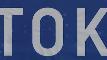 El tenista boliviano Hugo Dellien sirve la bola contra el serbio Novak Djokovic en su encuentro de primera ronda de tenis durante los Juegos Olímpicos 2020.