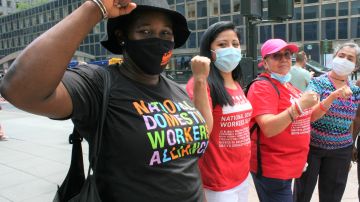 Una nueva norma protege a 300,000 trabajadoras domiciliarias de NYC