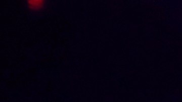 Jennifer Lopez impacta desde el piso con las piernas abiertas y demostrando su gran flexibilidad a los 51 años.