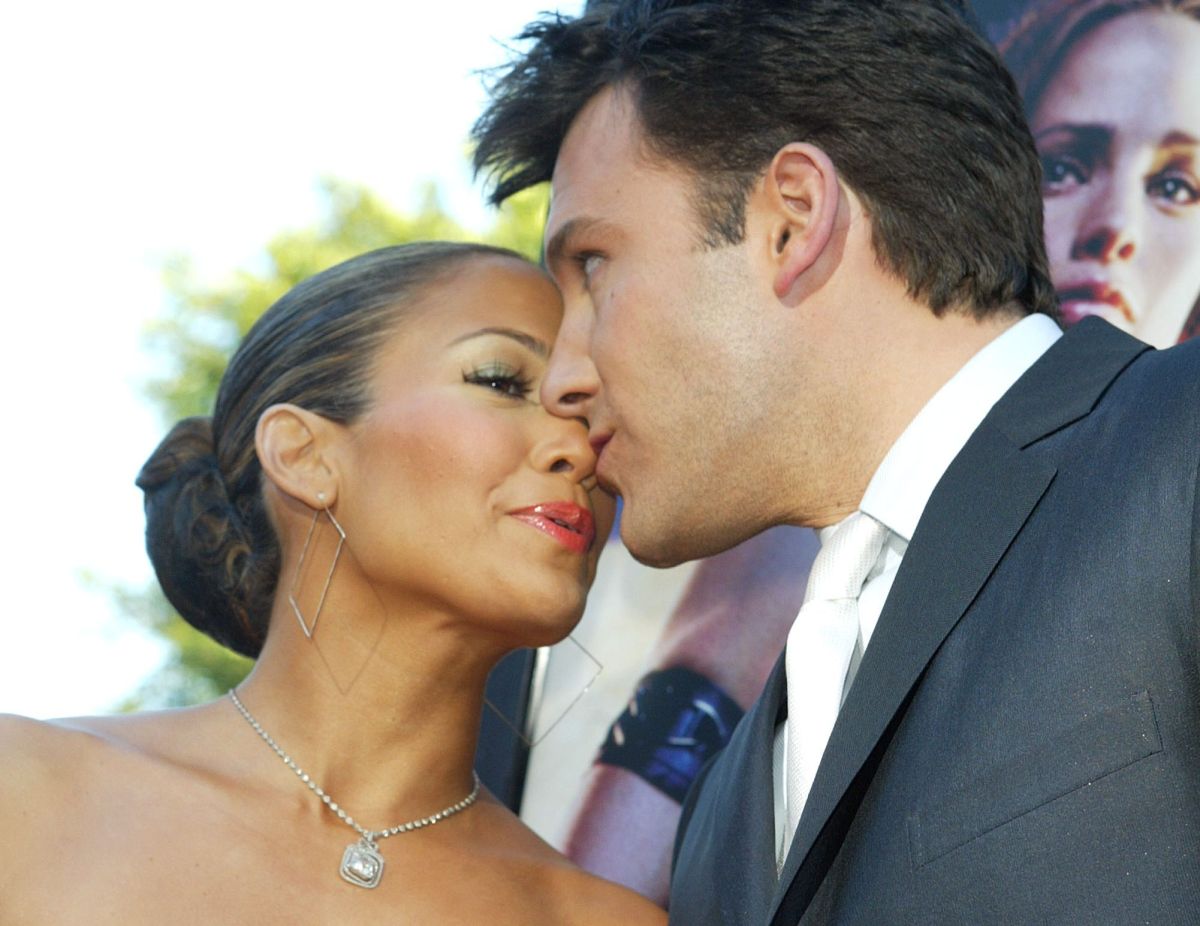 Jennifer Lopez y Ben Affleck se acarician delante de todos ...