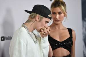 Hailey Bieber habla sobre el estado de salud de Justin Bieber tras sufrir parálisis facial