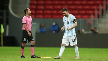 Messi, con su tobillo ensangrentado, ejecutó y acertó el primer penal.