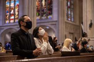 En NYC no aplican nuevas recomendaciones federales para uso de máscaras, pero la Ciudad 'aprieta' más a los no vacunados